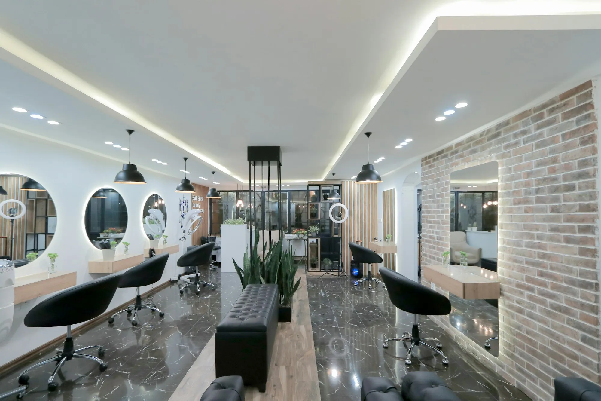 Moderan frizerski salon sa stolicama i okruglim ogledalima